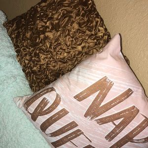 Nap queen decorative pillows.